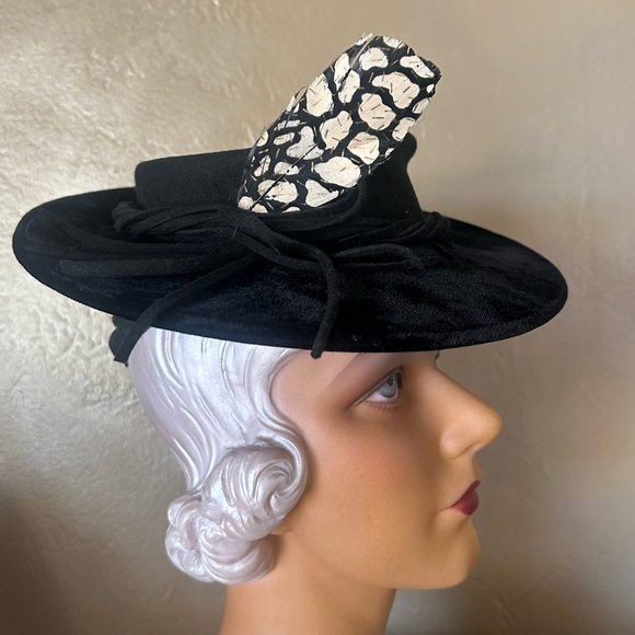 MODISH 1930s' BLACK TILT HAT - VELVET BRIM + PAINTED FEATHERS & BOW - Picture 2 of 12